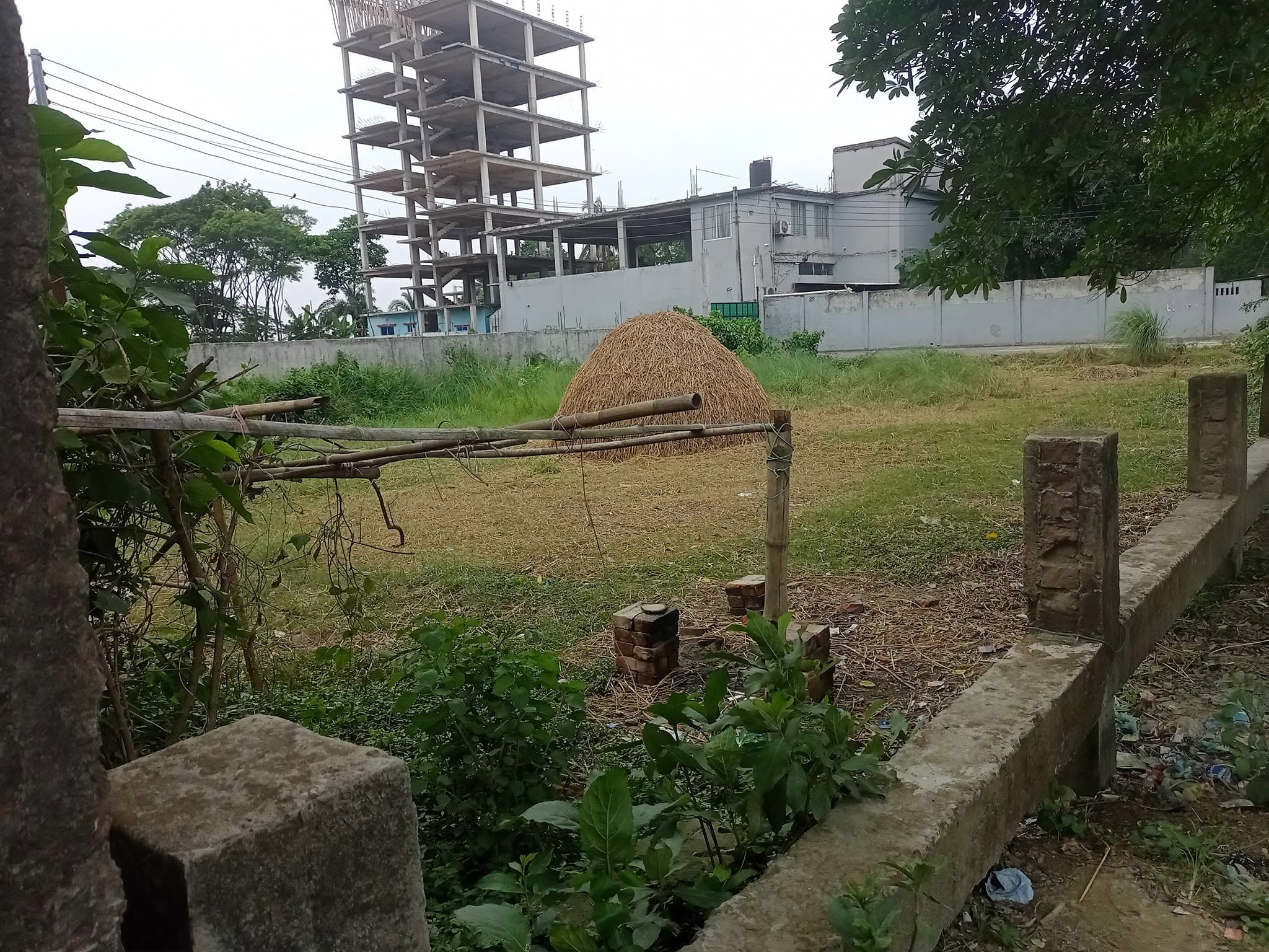 জমির পরিমান ১০ কাঠা। উত্তর খান গোবিন্দপুর মৌজা।